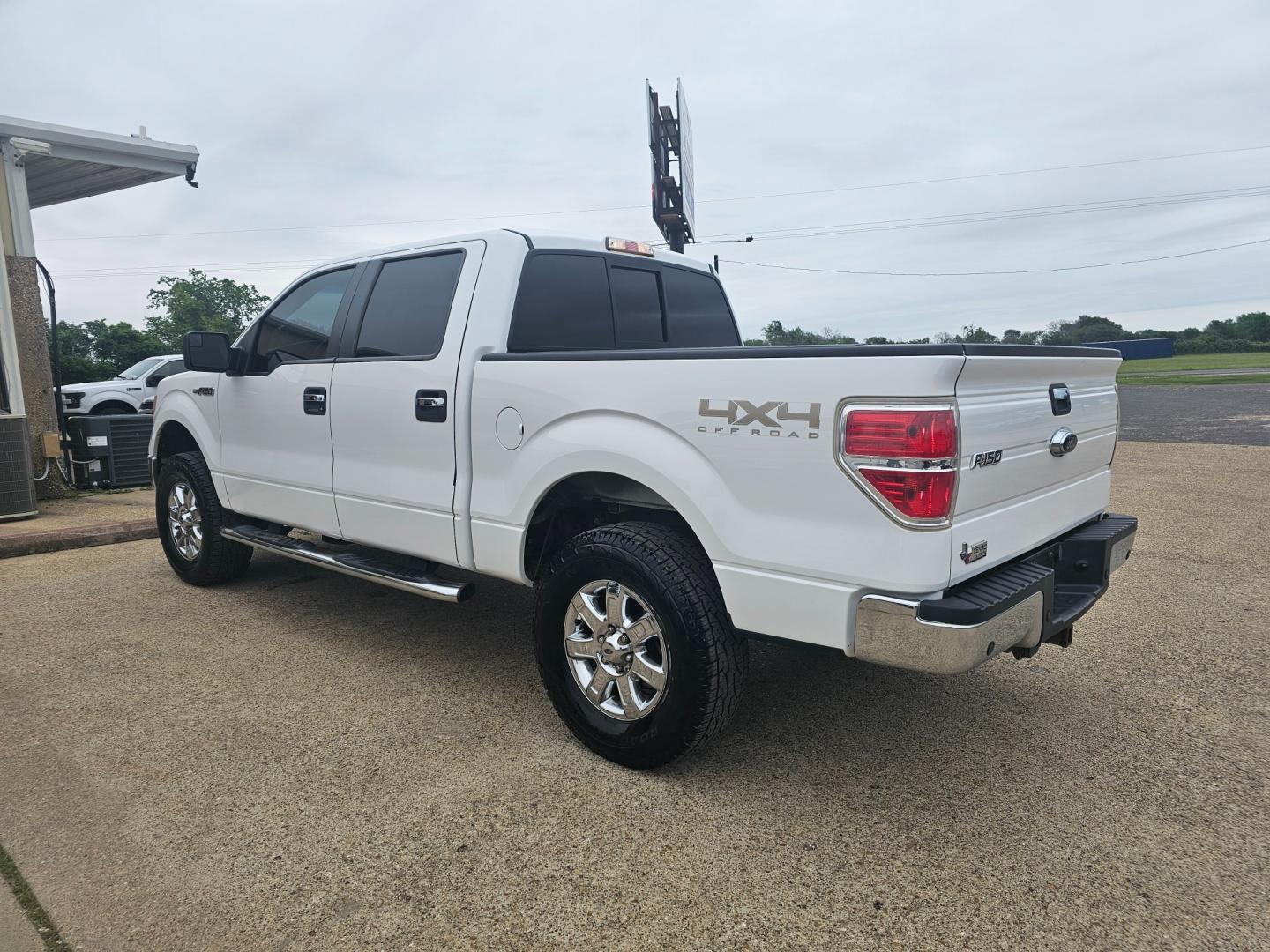 2013 WHITE Ford F-150 XL SuperCrew 5.5-ft. Bed 4WD (1FTFW1E63DF) with an 6.2L V8 SOHC 16V engine, 6-Speed Automatic transmission, located at 533 S Seven Points BLVD, Seven Points, TX, 75143, (430) 255-4030, 32.313999, -96.209351 - Photo#3